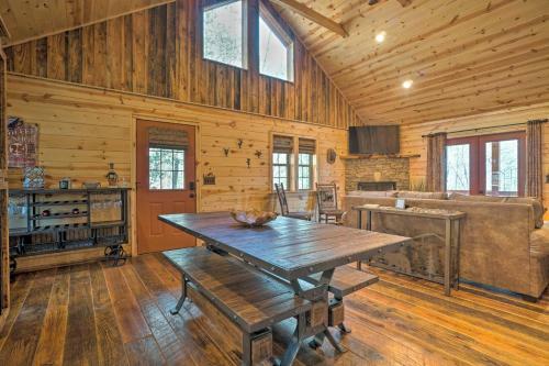 Rustic Cabin With Modern Amenities And Large Deck