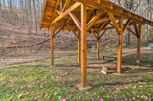 Rustic Cabin With Modern Amenities And Large Deck