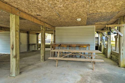 Pet-friendly Home - A Block To Oak Island Beach!