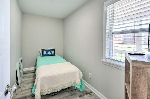 Waterfront Retreat With Deck And Walk To Beach!