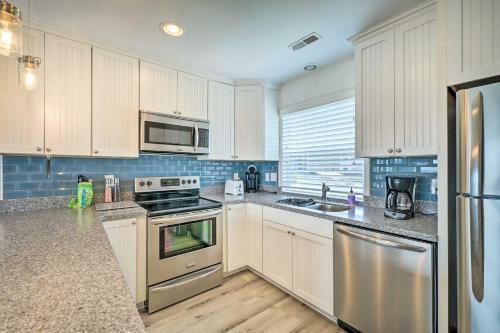 Waterfront Retreat With Deck And Walk To Beach!