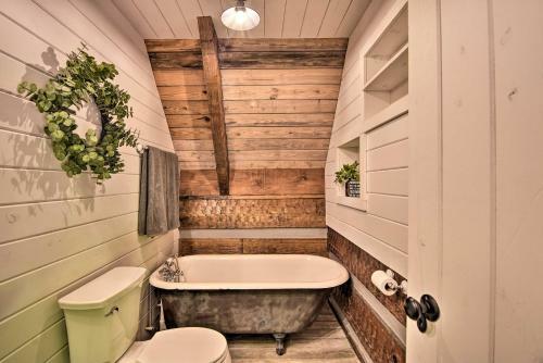 Charming Creekside Cabin - Near Trailheads!