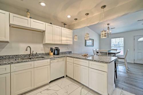Sunny Townhome With Marsh Views And Walk To Beach