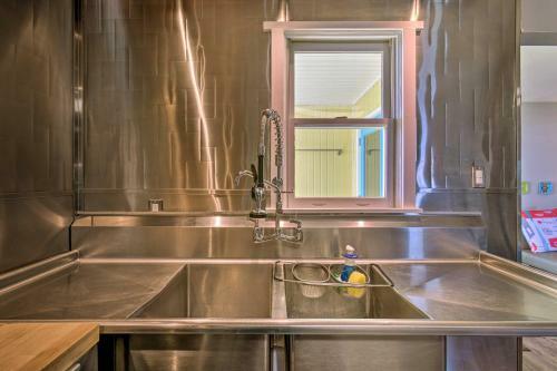 Riverfront New Bern House With Gourmet Kitchen!