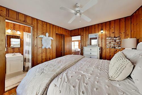 Beachside Cottage With Ocean Views - Steps To Sand Home