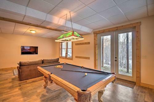 Spacious Newland Cabin With Pool Table And Grill!