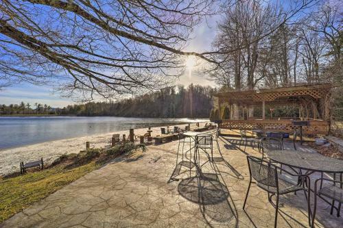 Cozy And Modern Newland Cabin Fire Pit And Deck!