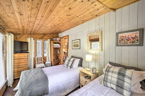 Dog-friendly Cabin With Deck By Lake And Trails!