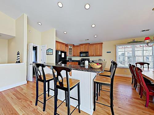 Expansive Beach Beauty With Private Pool & Balconies Home