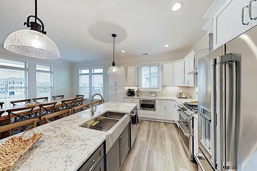 New Oceanside Estate With Private Pool & Elevator Home