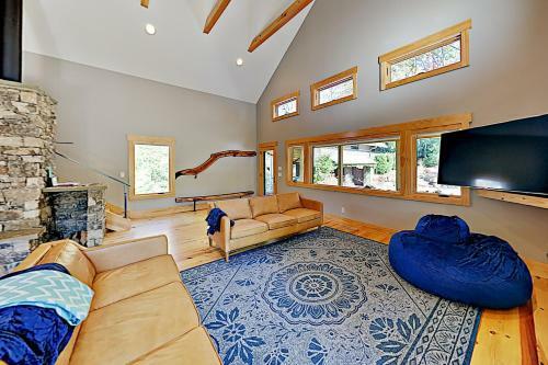 Custom-built Forest Retreat With Guest House Home