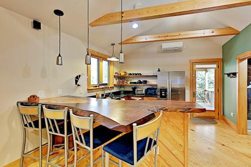 Custom-built Forest Retreat With Guest House Home