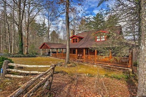 Pristine Sapphire Resort Cabin With Deck And Game Room