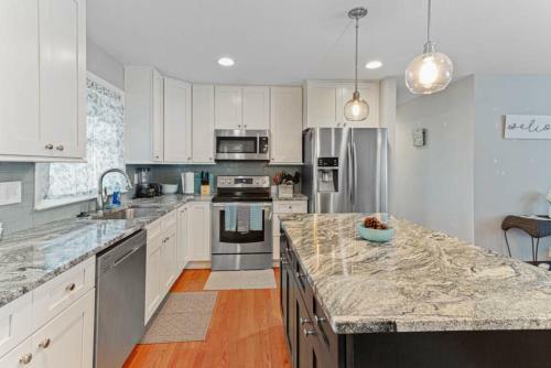 Downtown Bungalow-near Base, Golf, Dining, Brewery