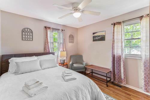 Downtown Bungalow-near Base, Golf, Dining, Brewery