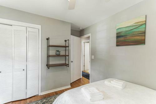 Downtown Bungalow-near Base, Golf, Dining, Brewery