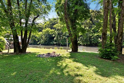 2 Bed 1 Bath Vacation Home In Sylva