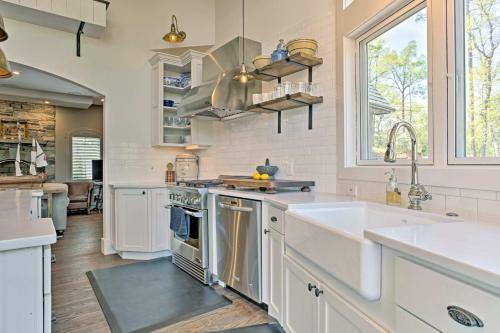 Tryon Smart Home With Hot Tub - 18 Mins From Tiec!