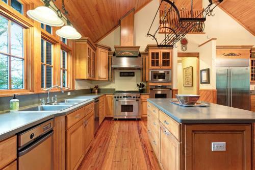 4 Bed 4 Bath Vacation Home In Whittier