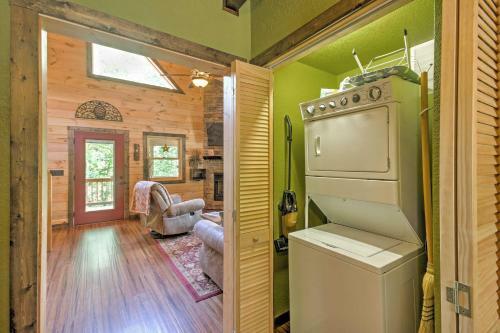 Scenic Fox Ridge Cabin On 4 Acres With Hot Tub!