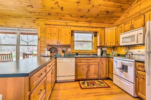 Peaceful Smoky Mountain Cabin With Deck And Firepit!