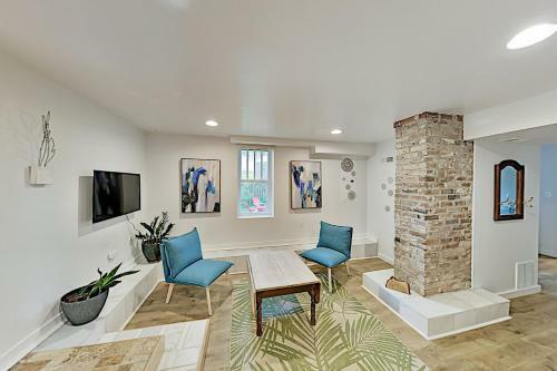 Contemporary Oasis With Fire Pit - Walkable Locale Home