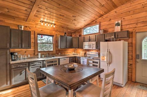 Rustic-yet-cozy Cabin With Fire Pit In Smokies!