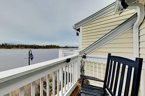 Apartamento Designer Riverfront Retreat - Walk To Everything Condo