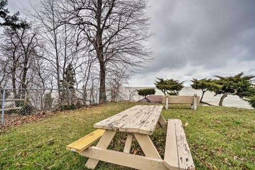 Lakefront Driftwood Escape, Walk To Strip!