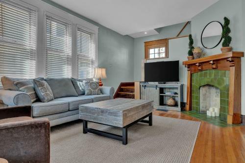 Oakley Square 3br Charmer - Total Walkability Home