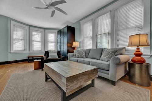 Oakley Square 3br Charmer - Total Walkability Home