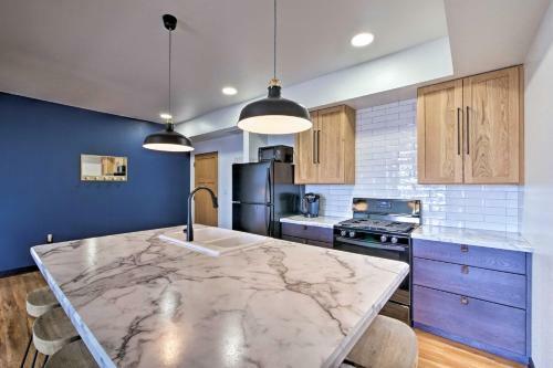 Modern Hideaway With Rooftop Patio And Sweeping Views!