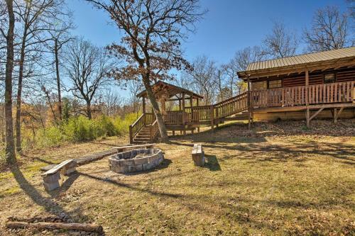 Cozy Broken Bow Cabin With Jacuzzi, Fire Pit And Porch!