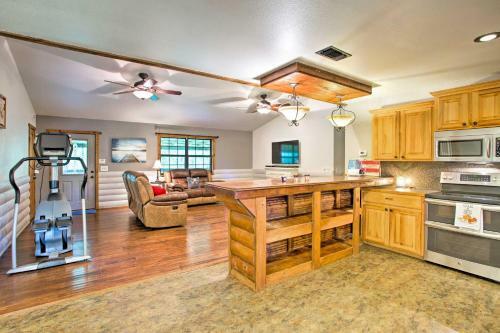 Cozy Broken Bow Cabin With Jacuzzi, Fire Pit And Porch!