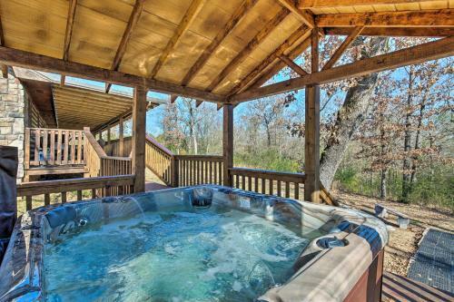 Cozy Broken Bow Cabin With Jacuzzi, Fire Pit And Porch!