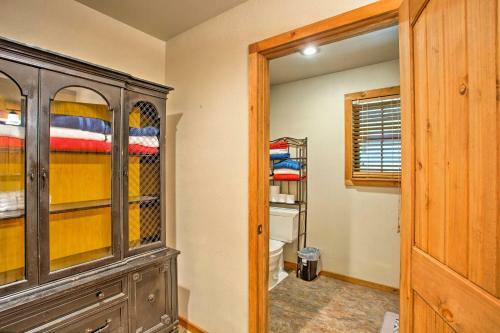Cozy Broken Bow Cabin With Jacuzzi, Fire Pit And Porch!