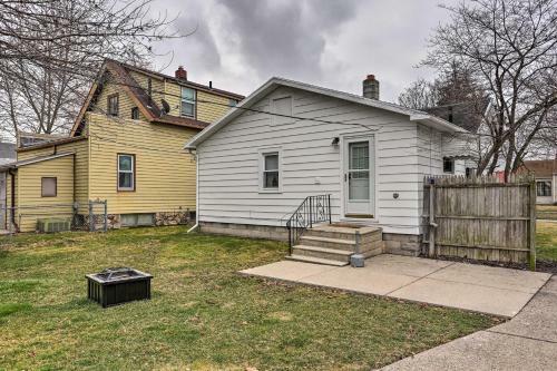 Cozy Toledo Home With Fire Pit, Steps To Water!