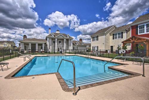 Spacious Townhome, Walk To Lake And Restaurant!