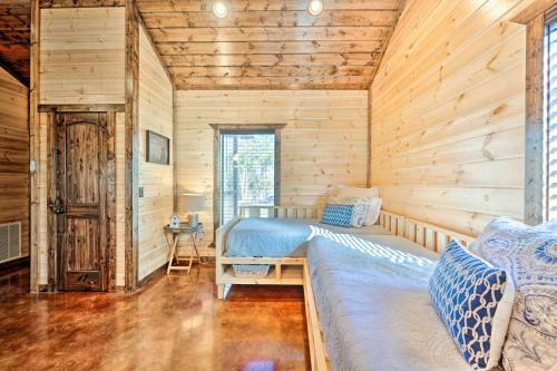 Romantic Cabin Hot Tub, Fire Pit And Deck!