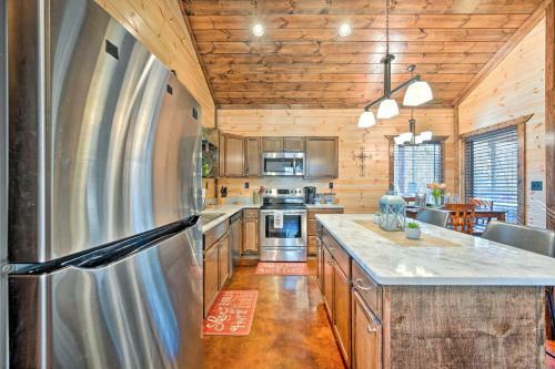 Romantic Cabin Hot Tub, Fire Pit And Deck!