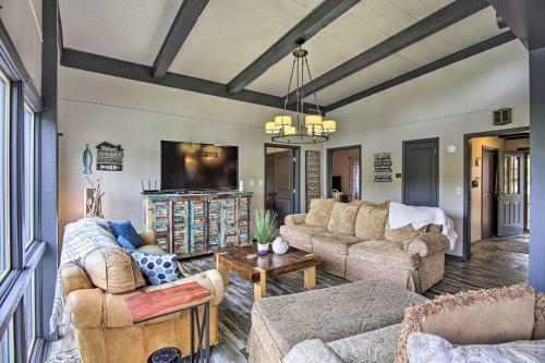 Waters Edge Retreat With Dock, Deck And Kayaks!