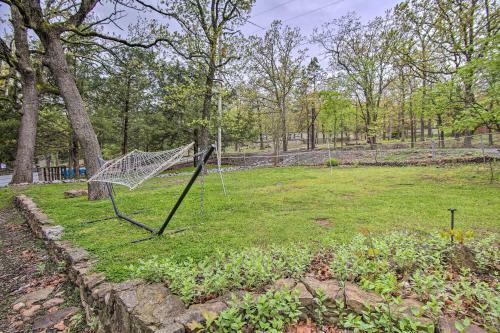 Waters Edge Retreat With Dock, Deck And Kayaks!