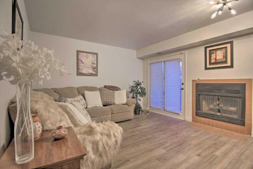 Townhome With Fireplace, Walk To Shops And Dining!
