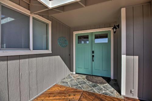 Updated Farmhouse With Deck On Central Oregon Canal!