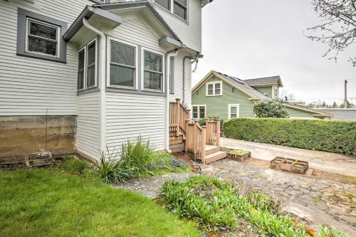 Central Eugene House With Updated Interior And Yard!