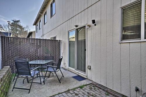 Relaxing Townhome With Patio 25 Mi To Portland