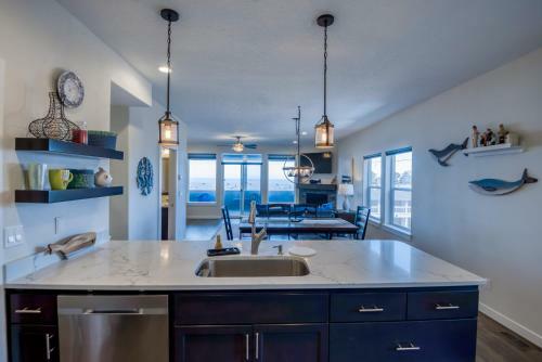 Oceanview Townhome - Pet Friendly - Sleeps 6 - King
