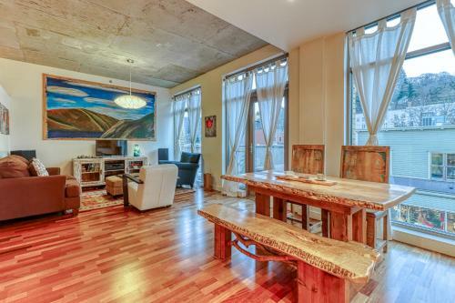 Oak Street Loft