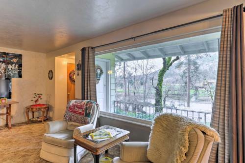 Cozy Grants Pass Home - Walk To Rogue River!