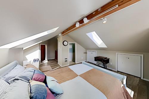 3-suite Charmer - Wraparound Deck, Walk To Beach Home